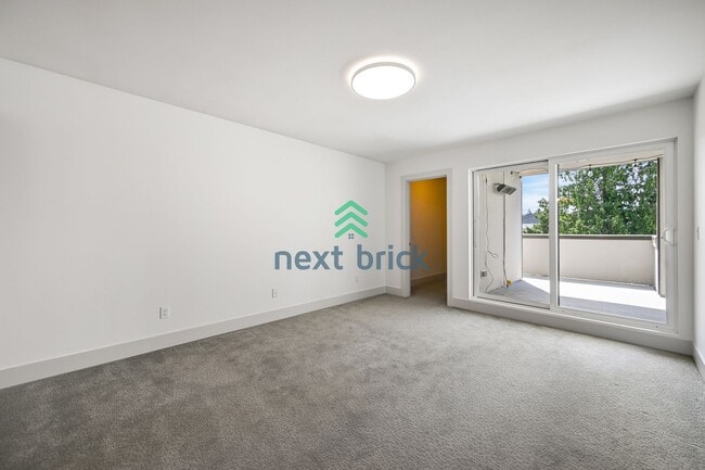 Building Photo - 3 BED & 2 BATH TOWNHOUSE FOR RENT