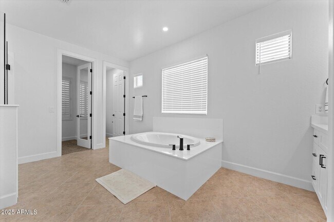 Building Photo - 3557 S Halsted Ct