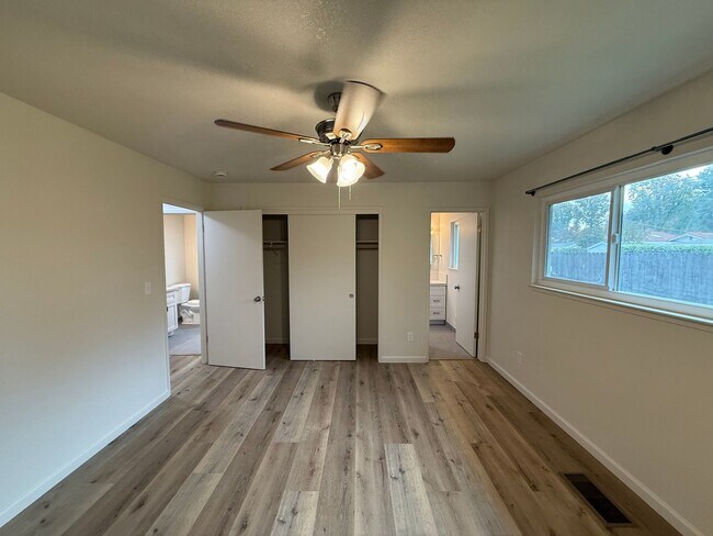 Building Photo - Fully remodeled single story located in Lakewood School District!