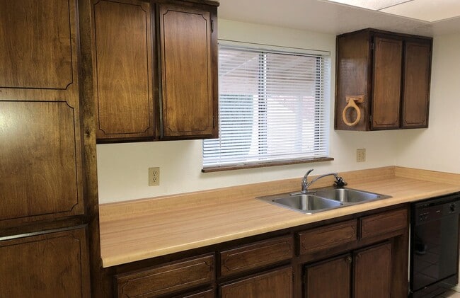 Building Photo - Canyon Shadows Great 2+2!