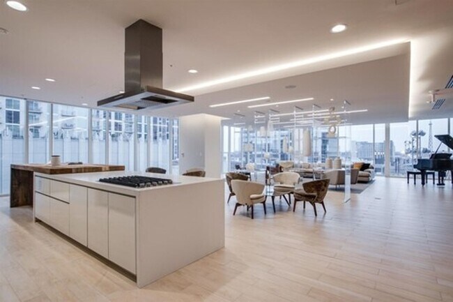 Building Photo - Stunning 505 Condo!