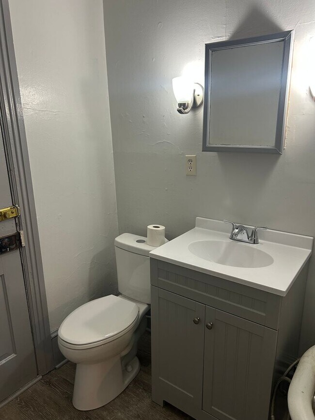 Building Photo - 27 W Seminary St