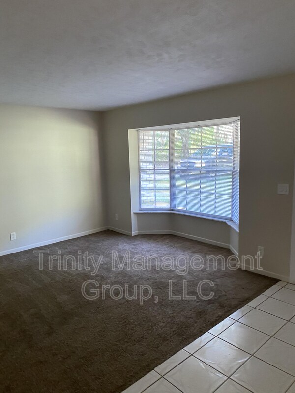 Building Photo - 740 Knowles Rd