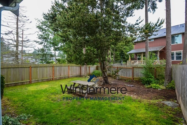 Building Photo - Newer Build 3 Bedroom 2.5 Bathroom Townhome