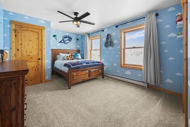 Building Photo - Spacious 6-bedroom, 4.5-bathroom home is i...