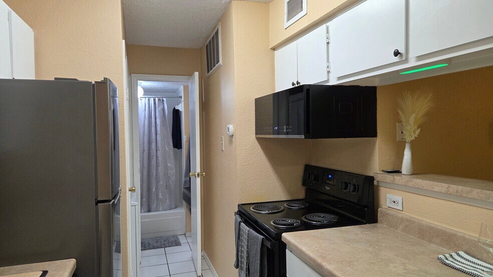 Building Photo - 2750 Holly Hall St