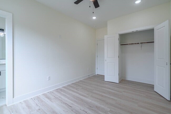 Building Photo - 7002 Sidney St