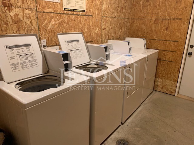 Building Photo - 1516 N Brook Ct