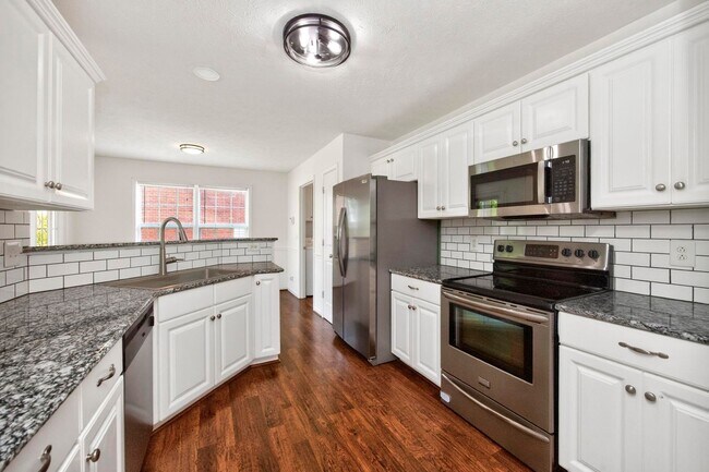 Building Photo - 197 Red Jacket Trce