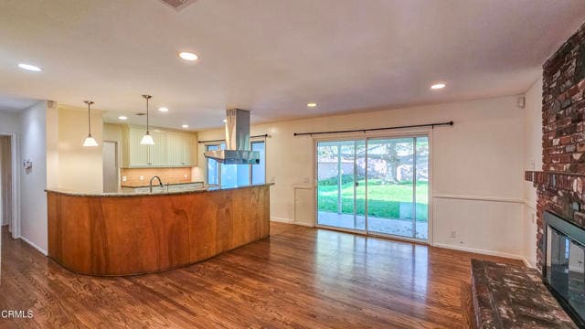 Building Photo - 303 E Las Flores Ave