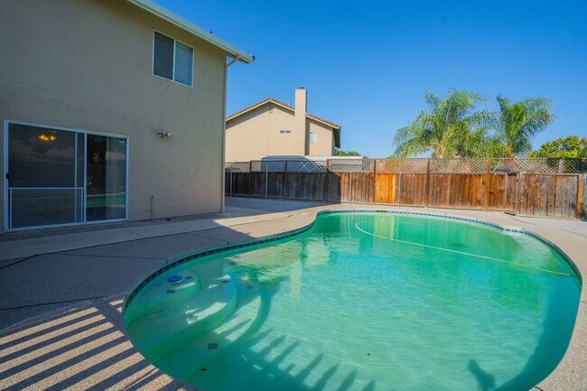Building Photo - BEAUTIFUL 4 BEDROOM HOME WITH SWIMMING POOL!