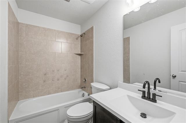 Building Photo - 903 Spruce Ln