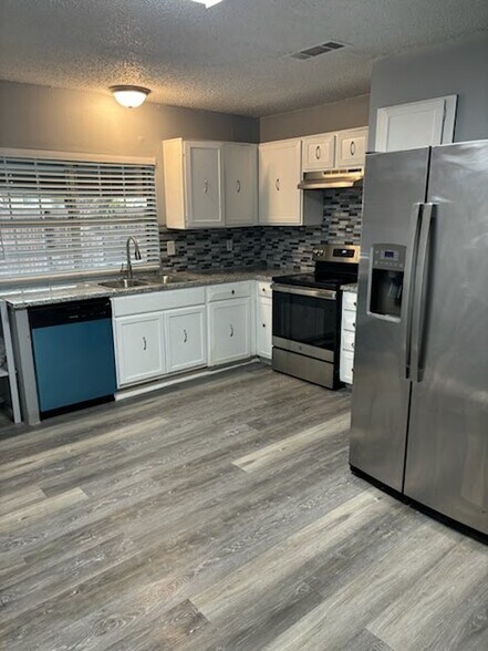 Building Photo - 228 Elmwood Dr