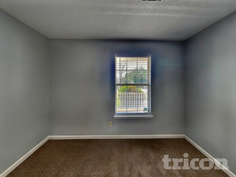 Building Photo - 6836 Saganaw Dr