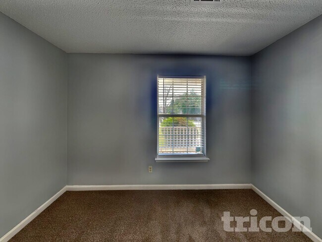 Building Photo - 6836 Saganaw Dr