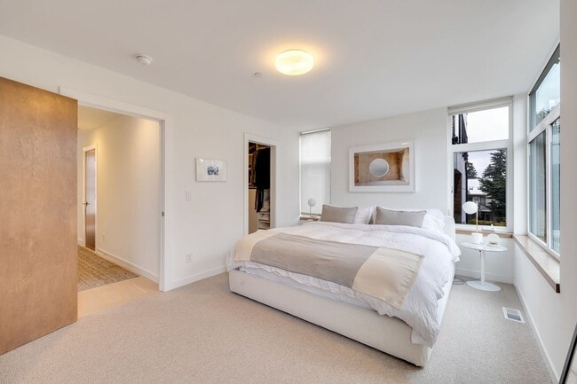 Building Photo - Modern stylish Madison Valley home