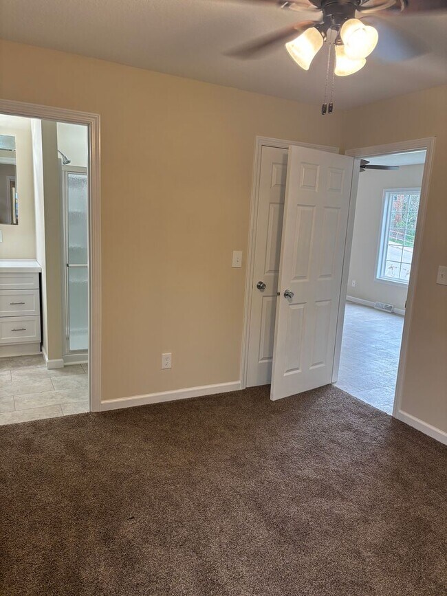 Building Photo - 3 Bedroom, 2.5 Bath Single Family Home w/2...