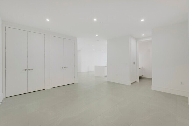 Building Photo - 220 Lake Shore Dr