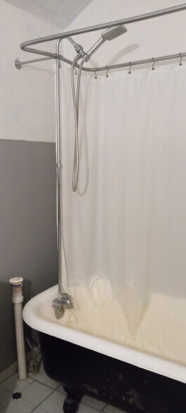 tub - 2337 E Johnson St