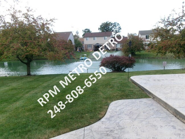 Building Photo - SPACIOUS HOME IN BROWNSTOWN