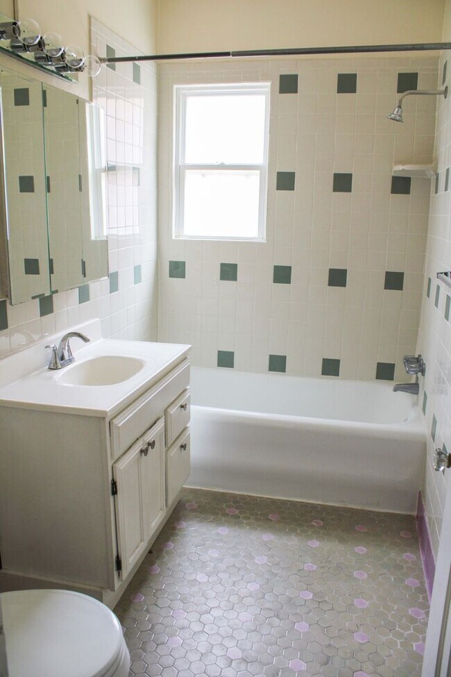 Building Photo - 2 BEDROOM - MONTE VISTA