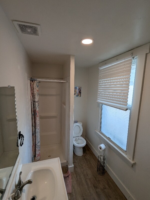 Building Photo - 106 E 1st S