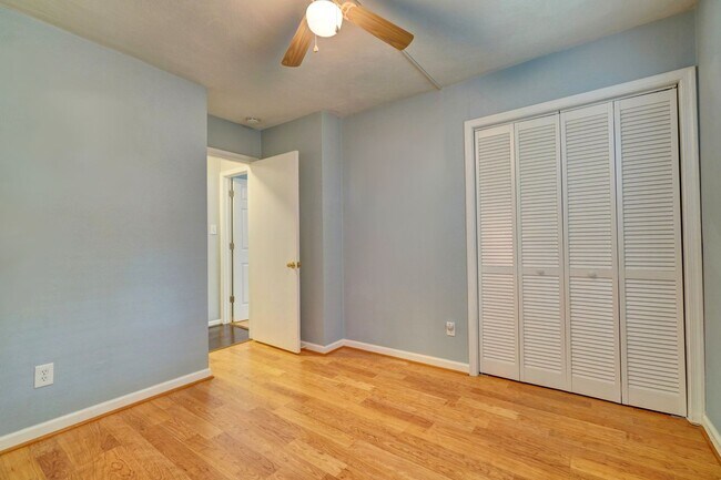 Building Photo - Fabulous 4-Bedroom Great Neck Home Ready 0...