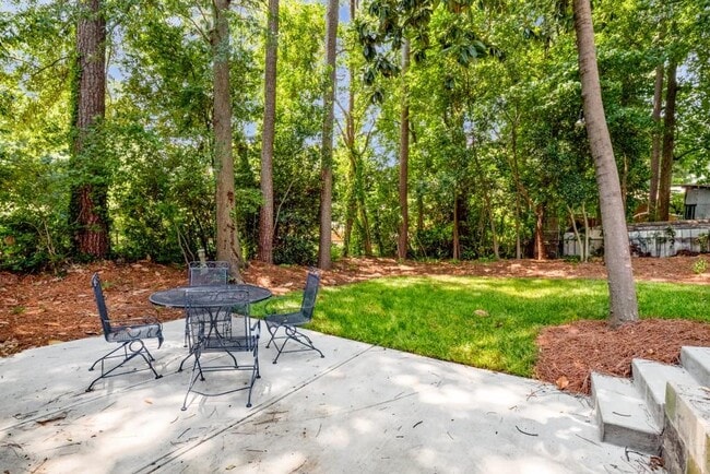 Building Photo - 2563 Beverly Hills Dr
