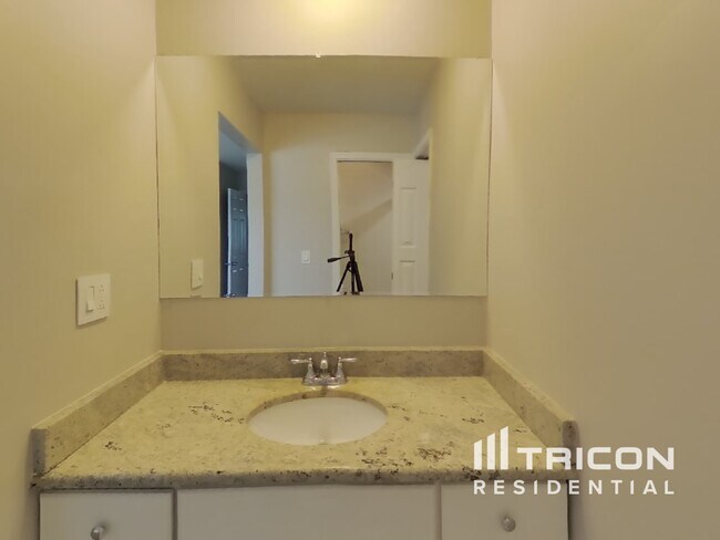 Building Photo - 1401 Oak Hill Ct