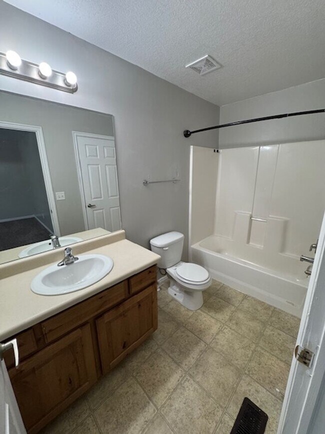 Building Photo - Sunshine & Savings: 2 Weeks Rent Free & $1...