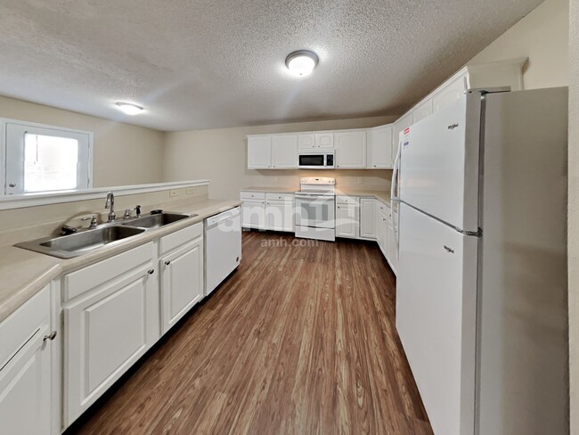 Building Photo - 10935 Parker Dr