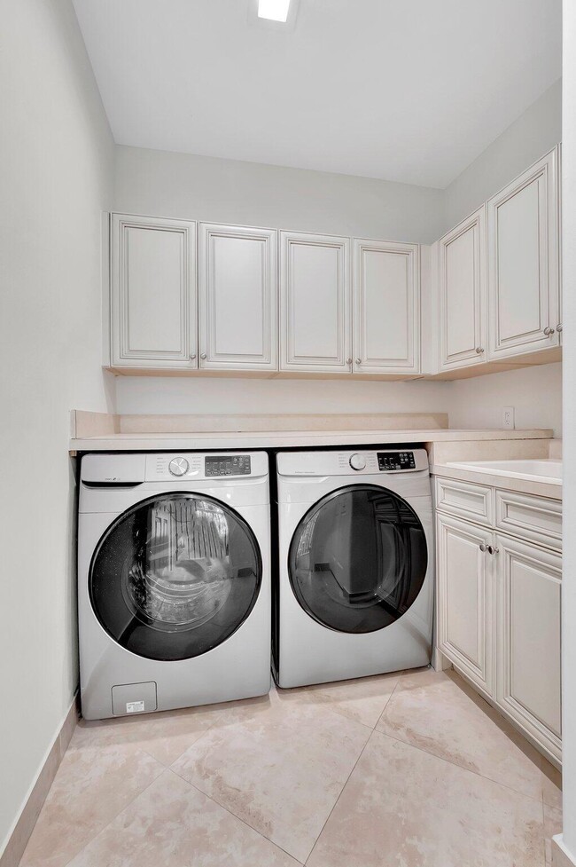 Building Photo - 100 W Prive Cir