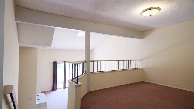 Building Photo - La Jolla 3BR/2.5BA Townhouse @ Eastbluff N...