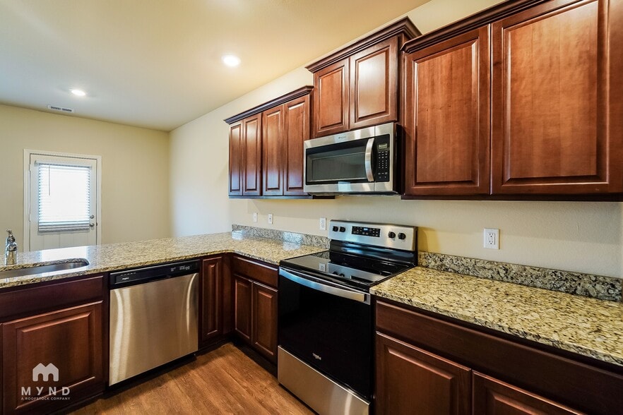 Building Photo - 525 Clover Cir