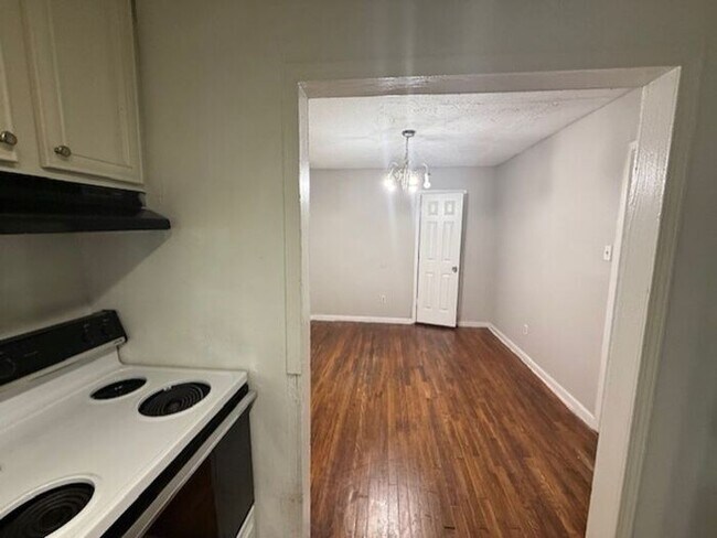 Building Photo - Charming 3 Bedroom Home on Secluded Street...
