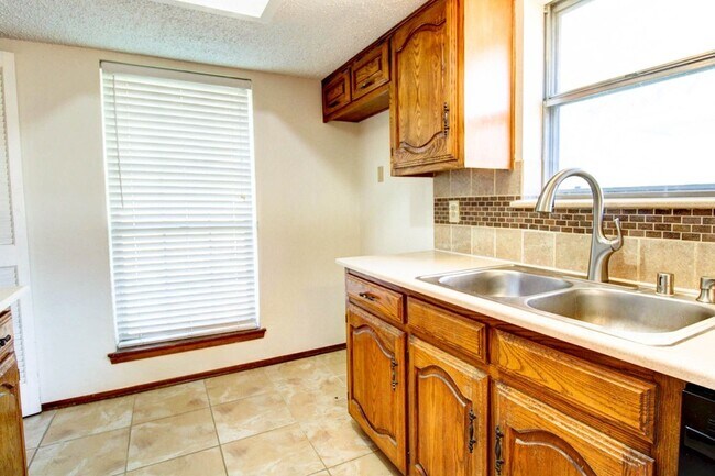 Building Photo - 758 Brighton Ln