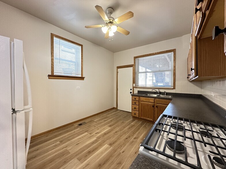 Building Photo - 843 N Maplewood Ave