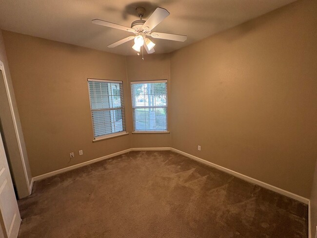 Building Photo - Spacious Tulare Home Available Now!