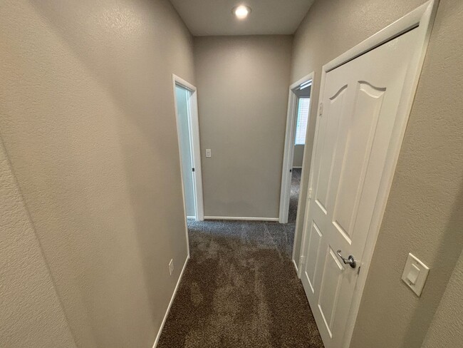 Building Photo - Gorgeous 6Bed/5Bath/4Car, 2-Story Home located in the Mountains Edge