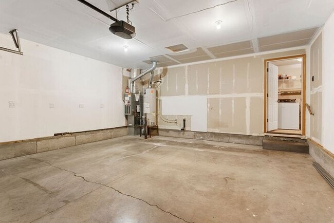 Building Photo - Secluded 3 bedroom 2 bath home close to Wo...