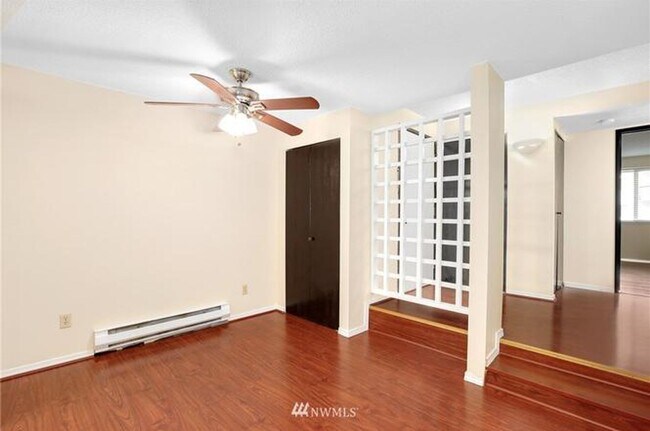Building Photo - Location, Location, Location 3-bedroom Sammamish Bluffs Condo