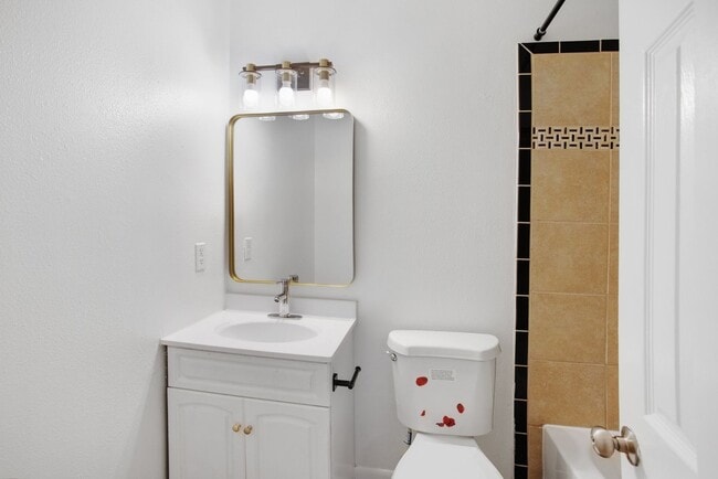 Building Photo - Renovated 4BR/3.5BA Townhome in Stafford –...