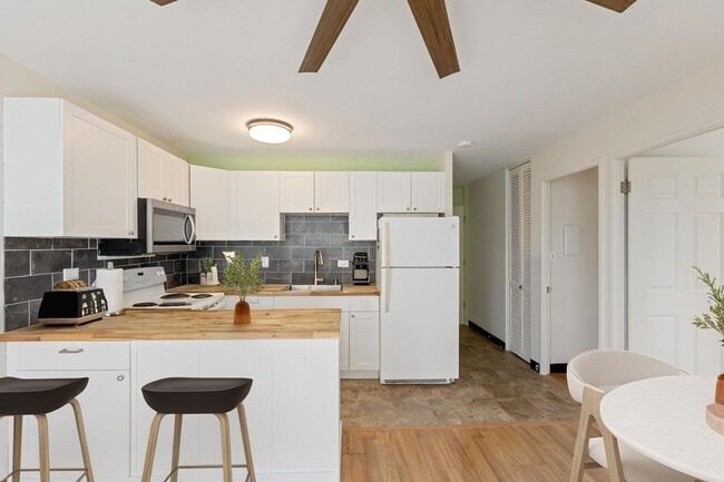 Building Photo - Upgraded 2-Bed Condo Steps from Ala Moana ...