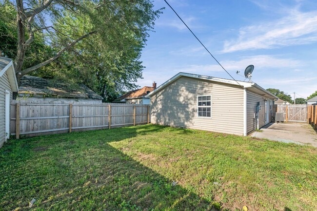 Building Photo - Cute Two Bedroom Home