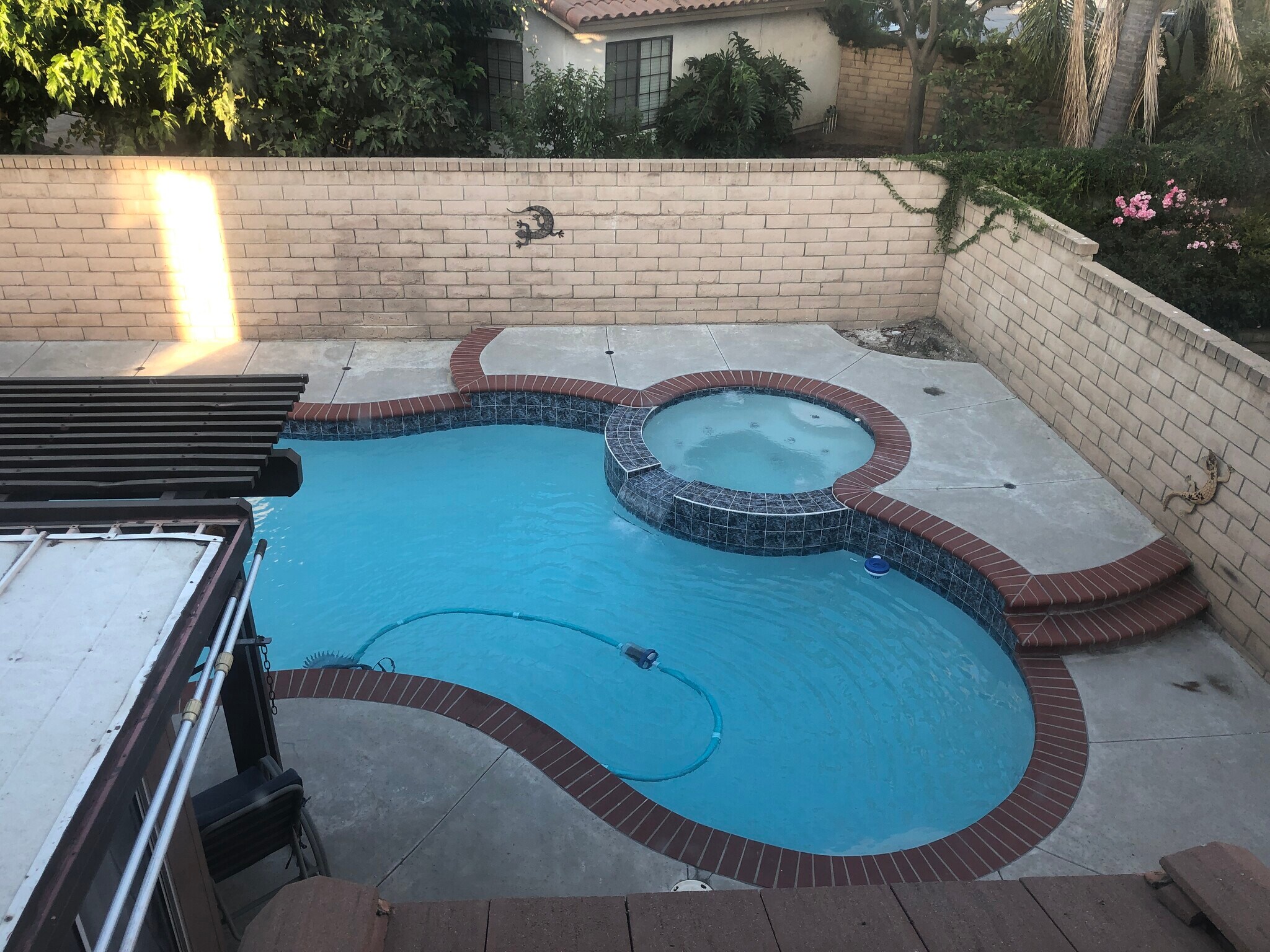 Building Photo - 15550 La Entrada Dr