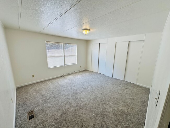Building Photo - 14014 NE 70th Ave
