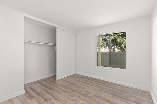Building Photo - 433 Autumn Dr