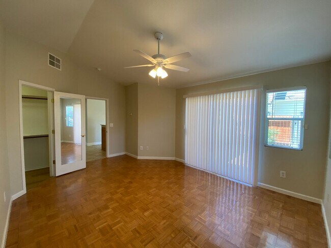 Building Photo - Great Location/Cozy Fireplace/Laguna Creek