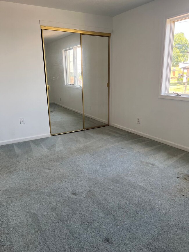 Building Photo - One Bedroom Apartment w Utilities Included