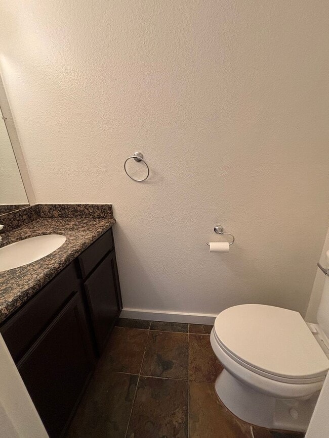 Building Photo - Spacious 2 Bedroom, 1.5 Bath Two-Story Townhome in Clairemont